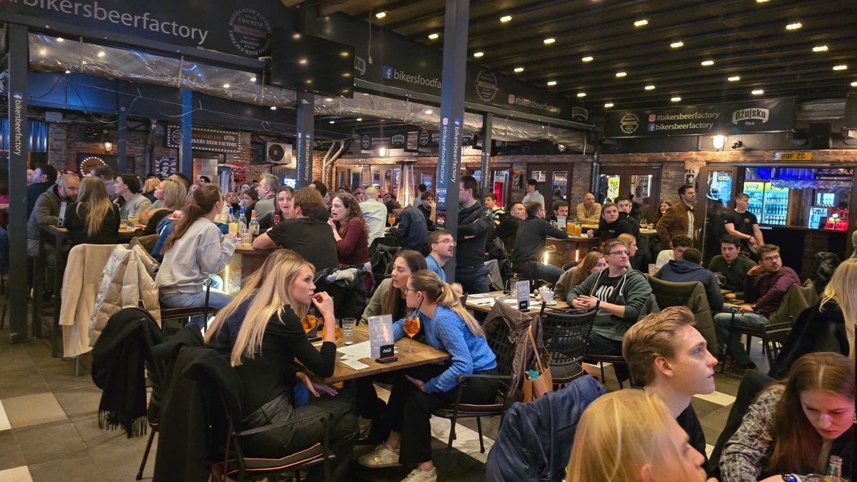 Alumni Pub Kviz - dvorana s 44 ekipe
